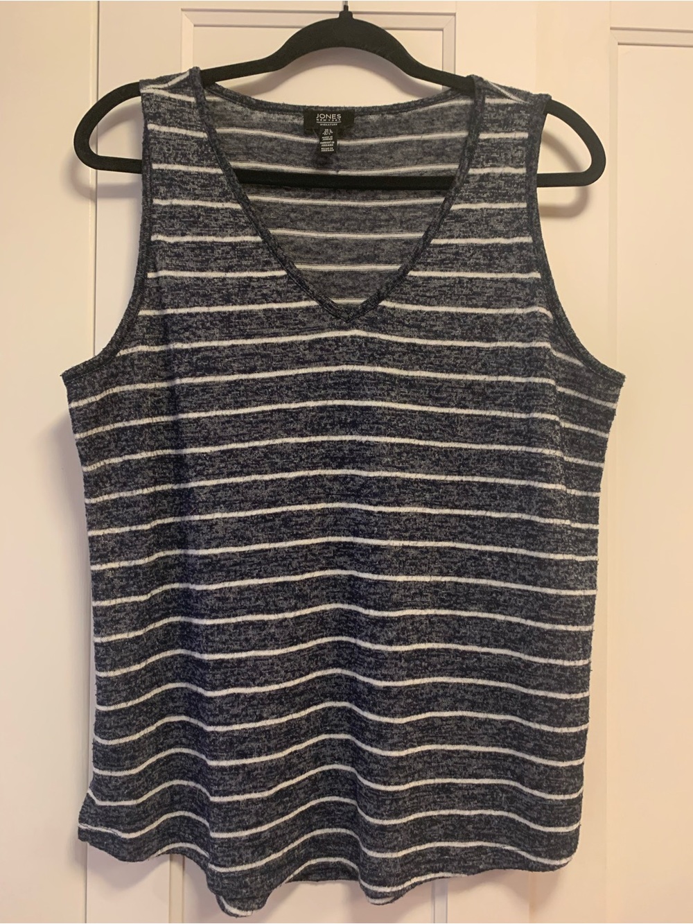 Jones New York Luxury Viscose Knit Striped Blue and White V-Neck Tank Top L